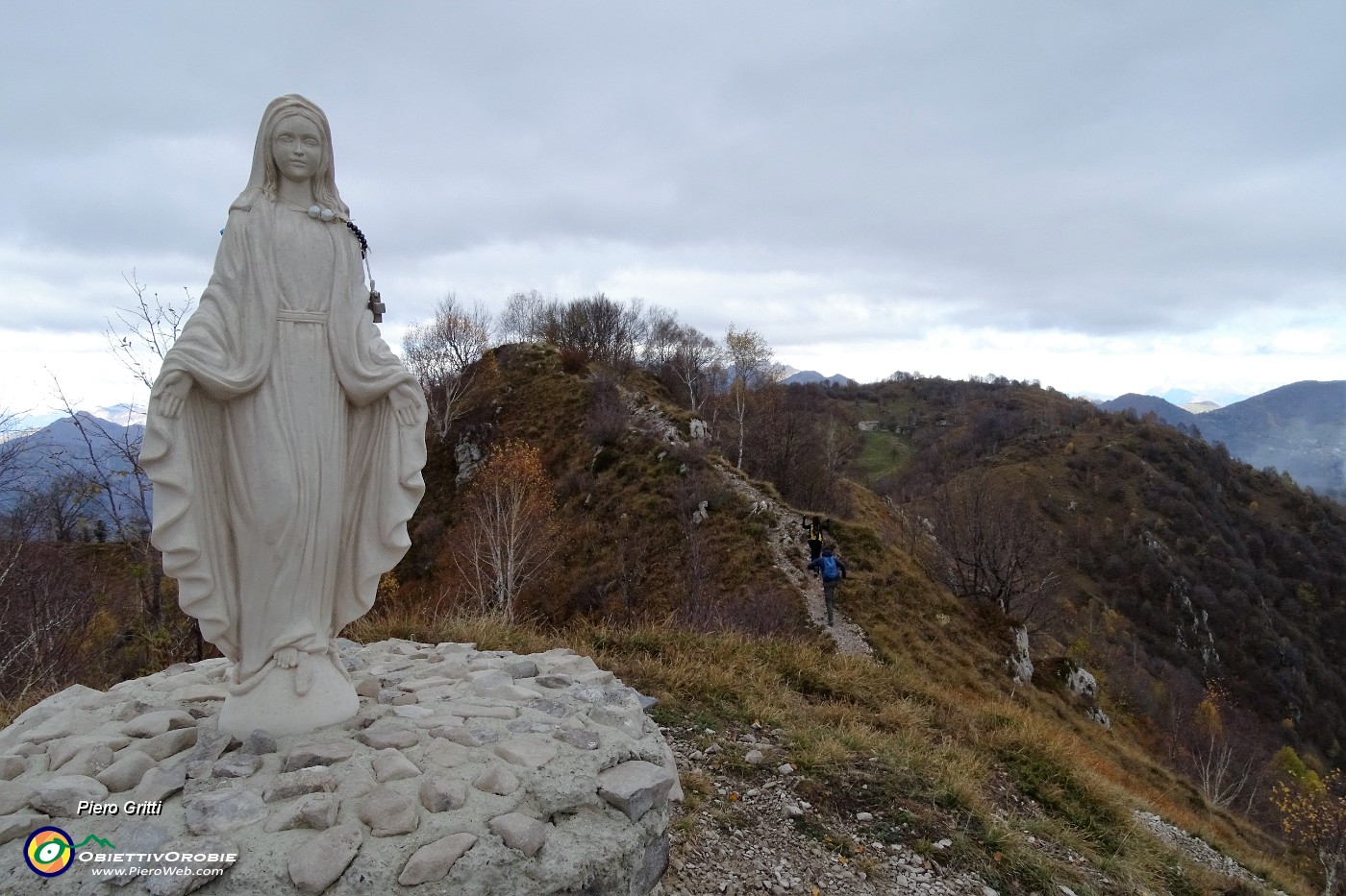 53 Alla bella bianca Madonnina del Monte Costone (1228 m)  posta dal CAI di Alzano a ricordo dei suoi defunti. .JPG